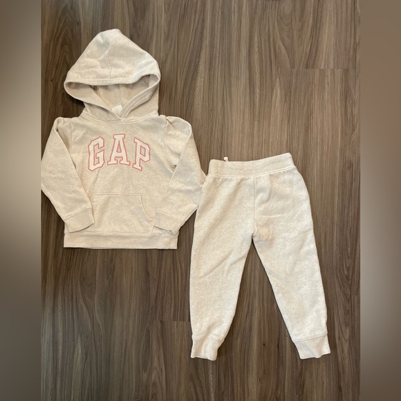 GAP Kids Cream Hoodie with pink letters and Jogger Set size 4/5 - Picture 2 of 6